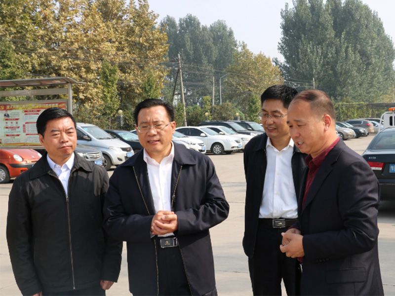 王克明與省工商聯(lián)黨組書記李德才、市政協(xié)副主席工商聯(lián)主席侯合柱、市委統(tǒng) 戰(zhàn)部副部長郭洪俠合影