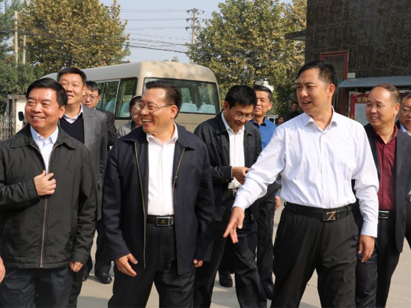 省工商聯(lián)黨組書記李德才、市政協(xié)副主席工商聯(lián)主席侯合柱、市委統(tǒng) 戰(zhàn)部副部長郭洪俠、龍安區(qū)委書記高勤科等一行到公司視察